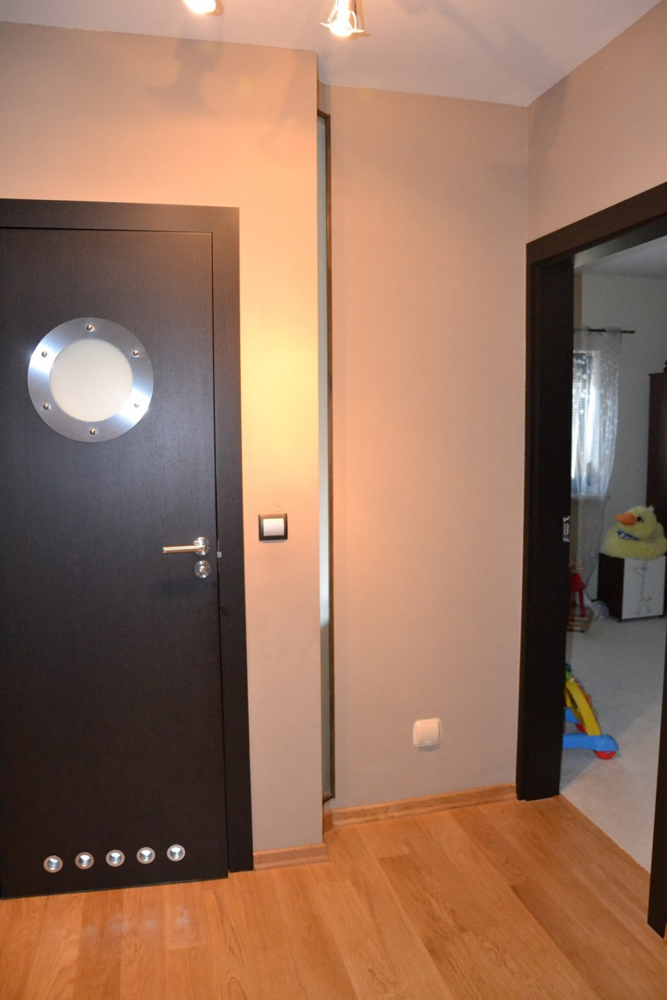 W holach na parterze i piętrze umieszczono po jednym gnieździe centralnego odkurzania