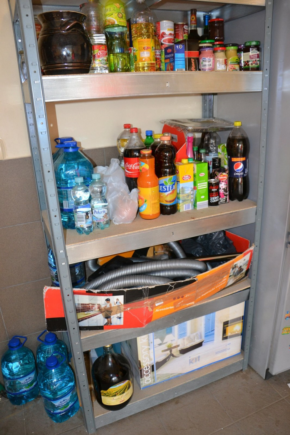 Regał w garażu służy do przechowywania węża