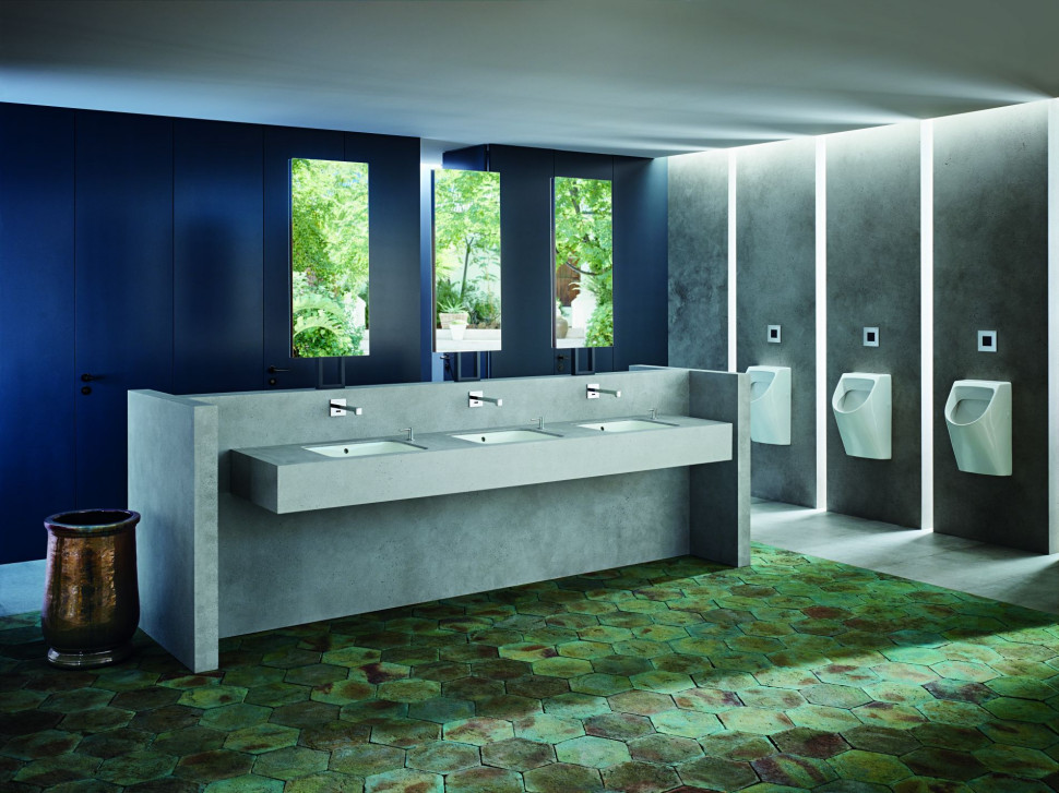 Łazienka publiczna z asortymentem GEBERIT