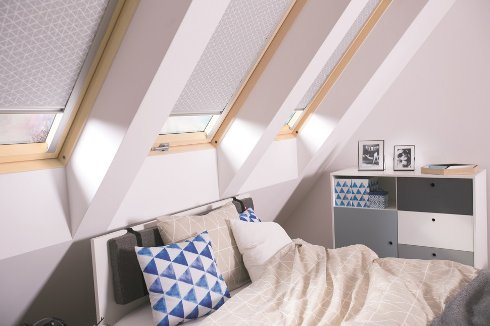 Trzyszbowe okna dachowe FAKRO w sypialni