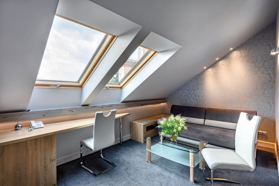 Trzyszbowe okna dachowe FAKRO w domowym biurze