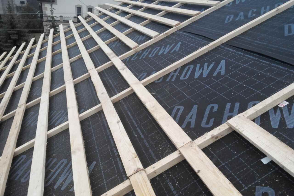 Niezbędnym elementem podkładu jest folia, którą mocuje się bezpośrednio na konstrukcji dachu