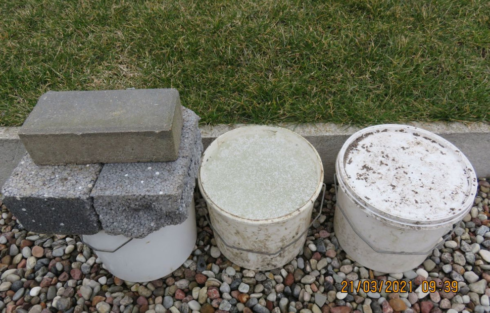 Test wody w trzech wiadrach na potrzeby inwestycji - Domu rzeczywiście pasywnego. fot. ARBET