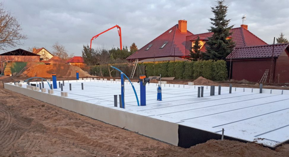 Płyta fundamentowa domu pasywnego wykonana ze styropianu firmy ARBET