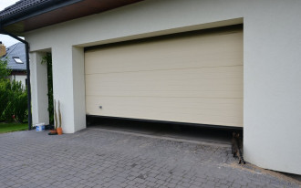 Brama segmentowa i napęd działają bezawaryjnie. Piloty do wymiany