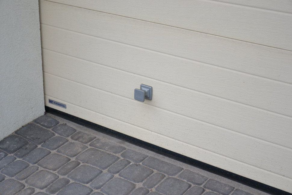 Pochwyt ułatwia ręczne podnoszenie wrót. Dolna uszczelka nie przymarza do progu