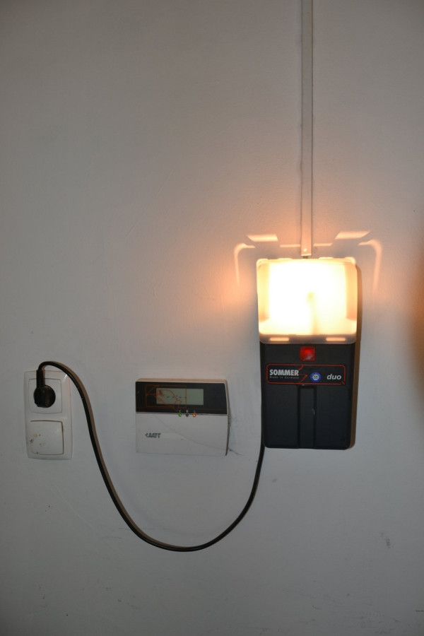 Przycisk sterowania przy wewnętrznym wyjściu z garażu do domu