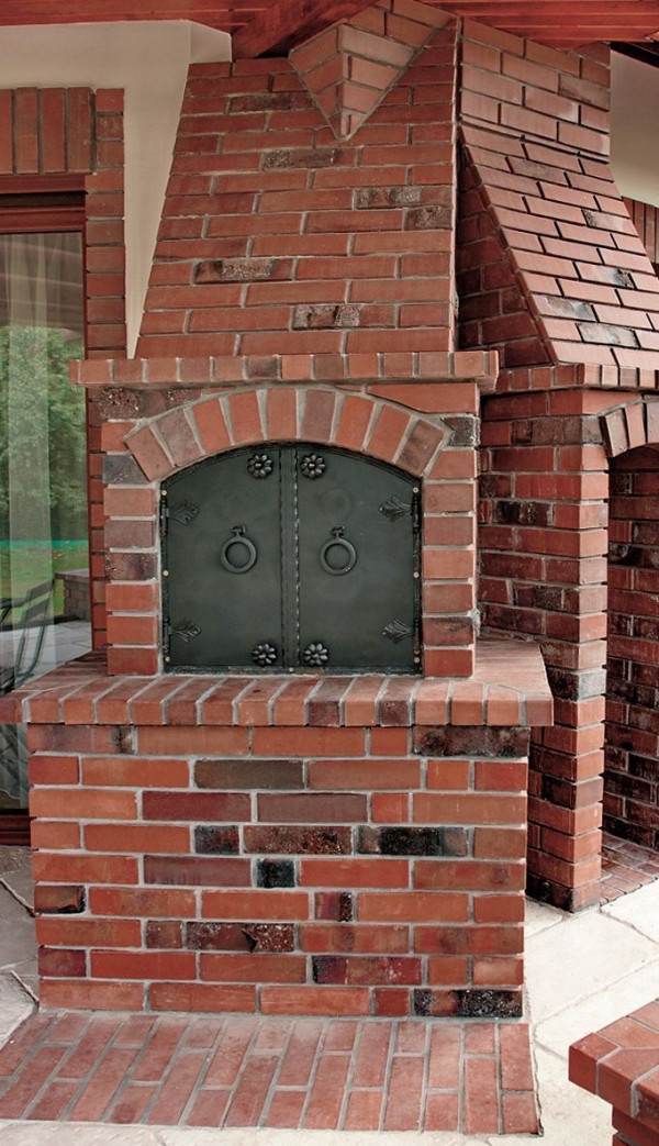Betonowy lub murowany grill z powodzeniem można umieścić na zewnętrznym tarasie