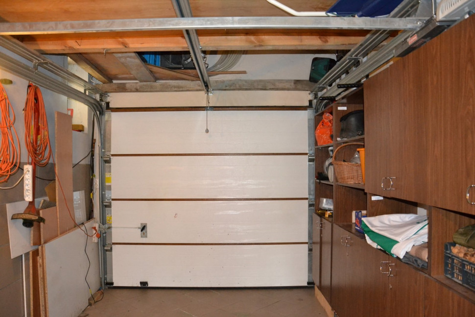 Brama segmentowa jest szczelna i dobrze zaizolowana pianką poliuretanową o gr. 46 mm