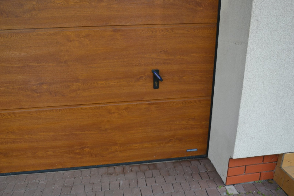 Przez 6 lat bramę obsługiwano ręcznie i zamykano na klucz - garaż z zewnątrz