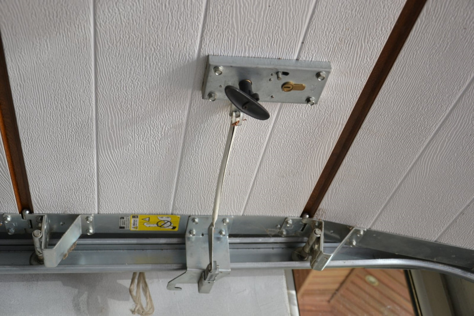 Przez 6 lat bramę obsługiwano ręcznie i zamykano na klucz - wnętrze garażu