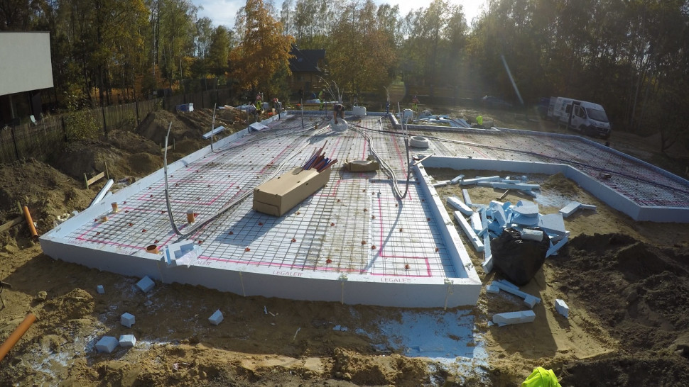 Układanie izolacji, siatki zbrojeniowej i instalacji na fundamencie