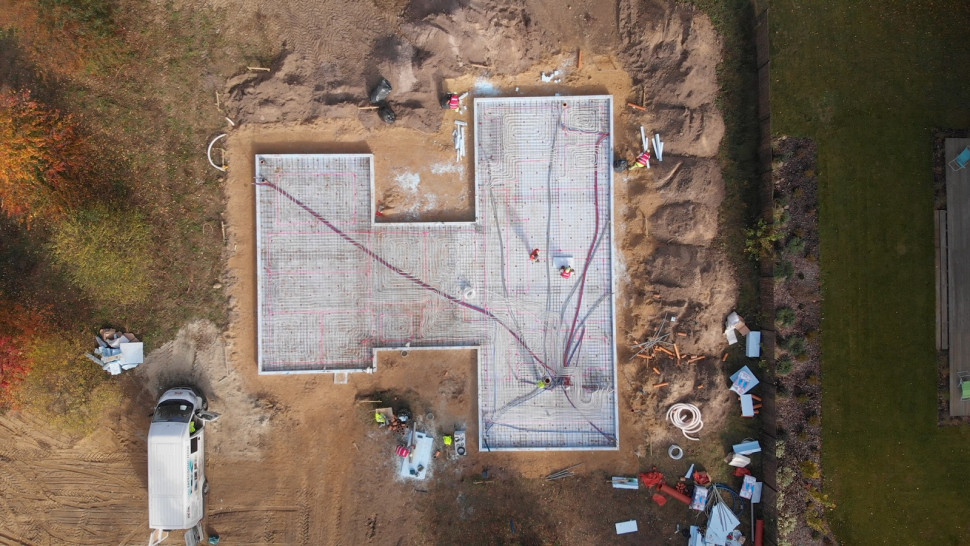 Układanie izolacji, siatki zbrojeniowej i instalacji na fundamencie