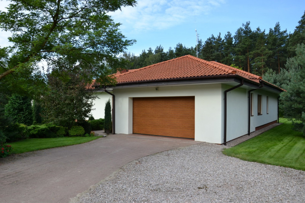 Duży garaż w bryle budynku nie ma słupka w świetle otworu drzwiowego