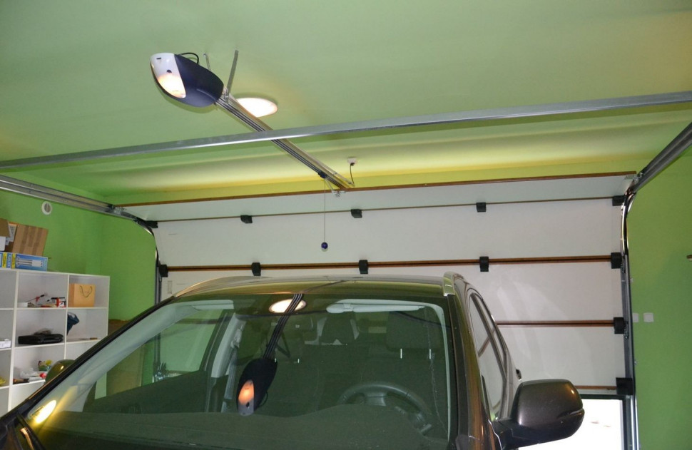 Od strony garażu, brama segmentowa ma kolor biały