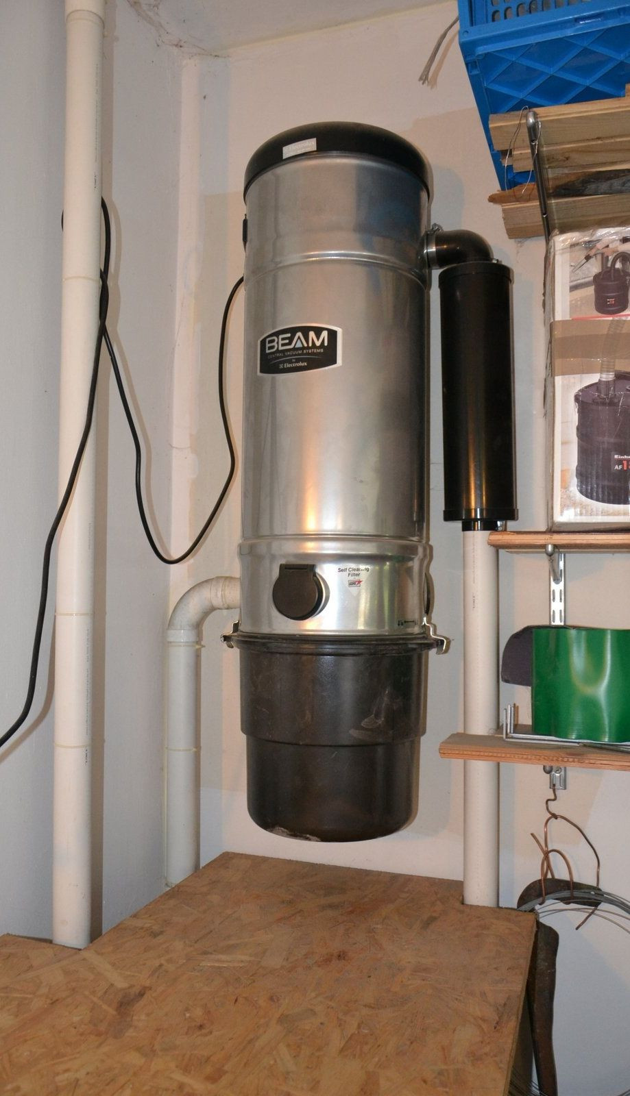 Jednostka centralna znajduje się w garażu, nad blatem (klamra zbiornika na wys. 140 cm, co nie jest wygodne)