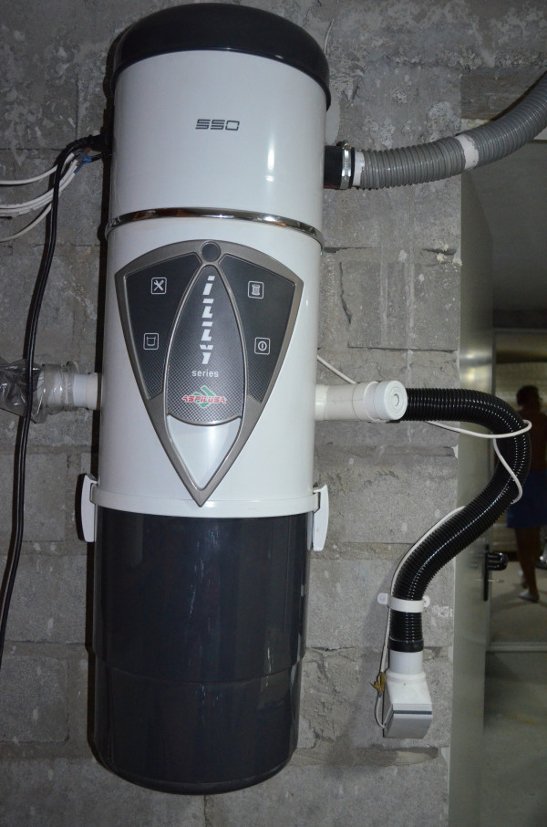 Jednostka centralna wisi w piwnicy, a zbiornik na śmieci na wysokości ok. 120 cm od podłogi