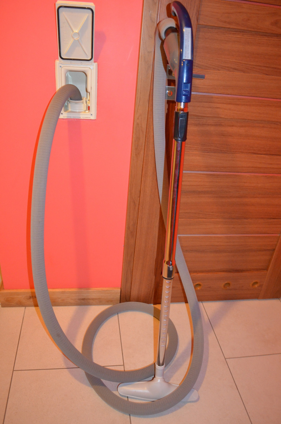 System zarządzania wężami chowanymi typu Hide-a-Hose, każdy z oddzielnym kompletem do sprzątania