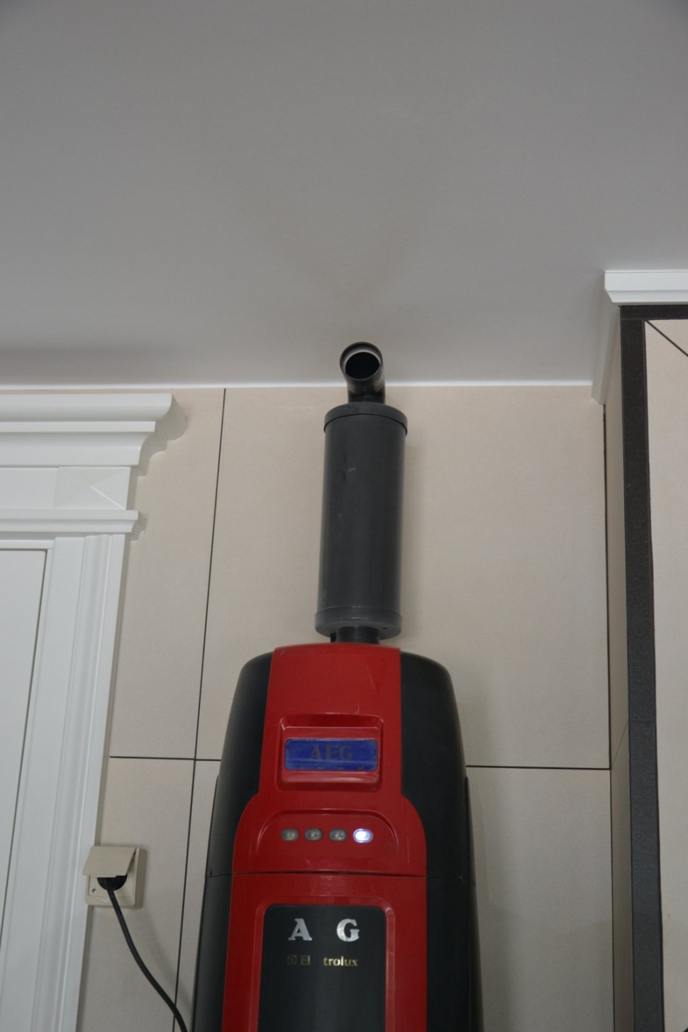 Tłumik oraz wylot oczyszczonego powietrza znajduje się tuż nad odkurzaczem