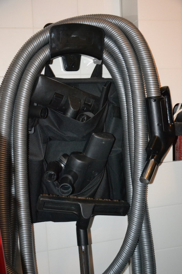 Właściciele sprzątają dom wężem o dł. 9 m, używając pakietu akcesoriów