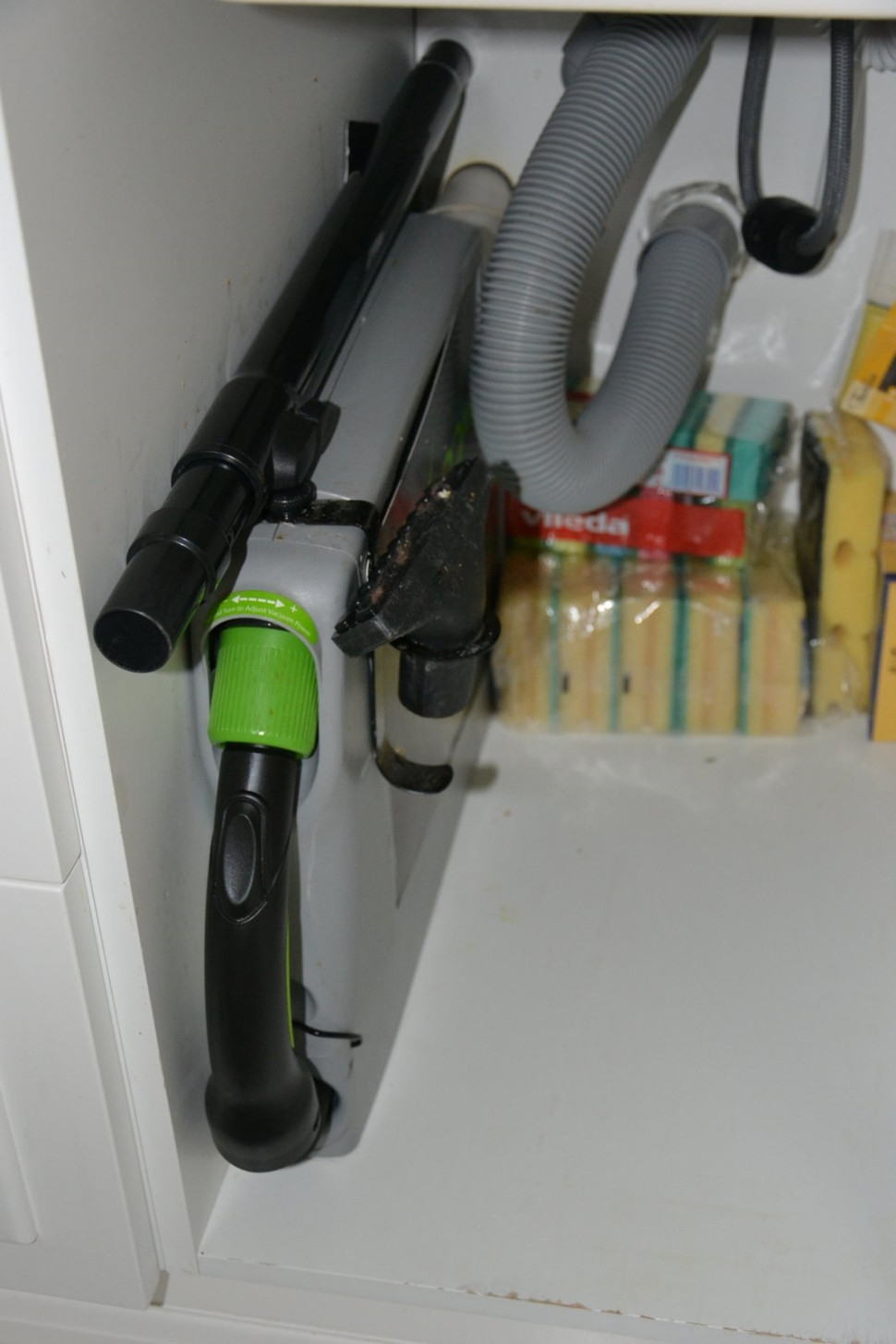 Wąż do szybkiego sprzątania w małej kasecie nie zabiera dużo miejsca w szafce kuchennej