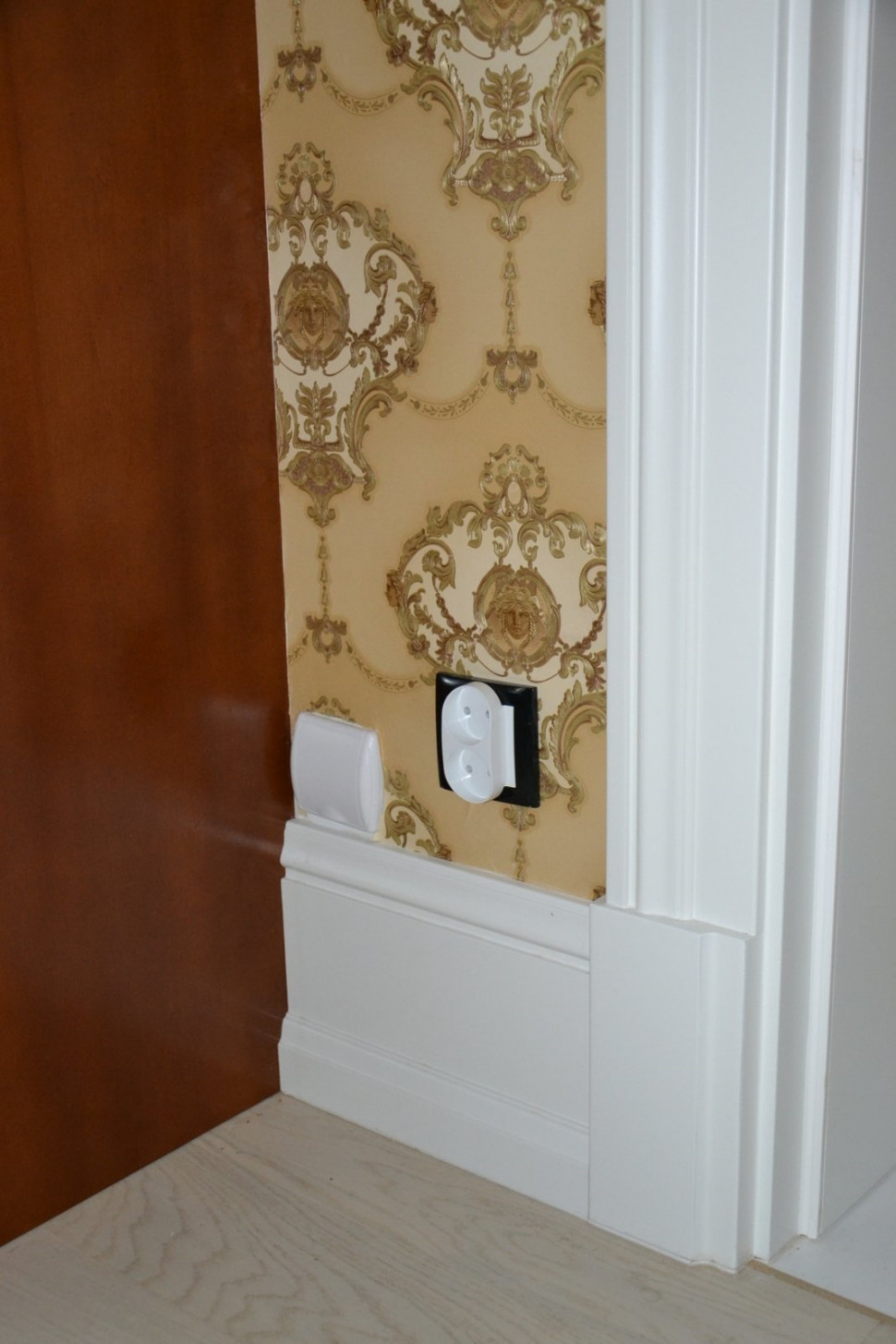 Gniazda są mało widoczne na dekoracyjnych ścianach