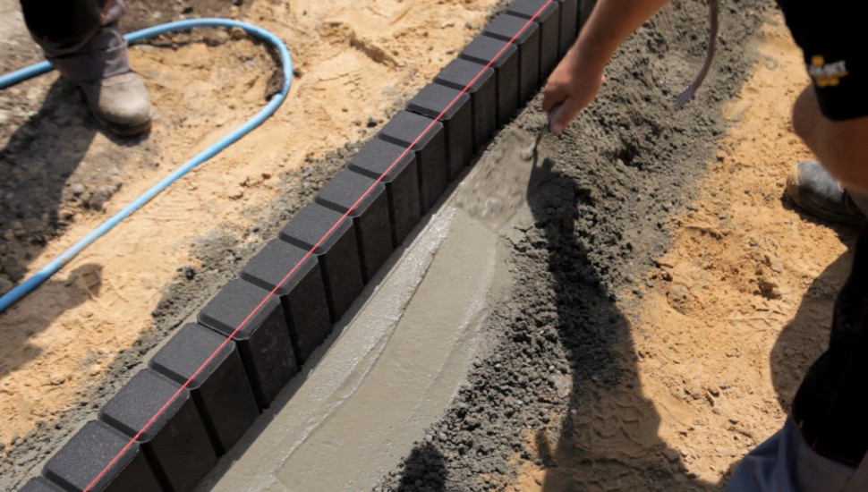 Budowę nawierzchni rozpoczyna się od ułożenia obrzeży na dnie wykopu