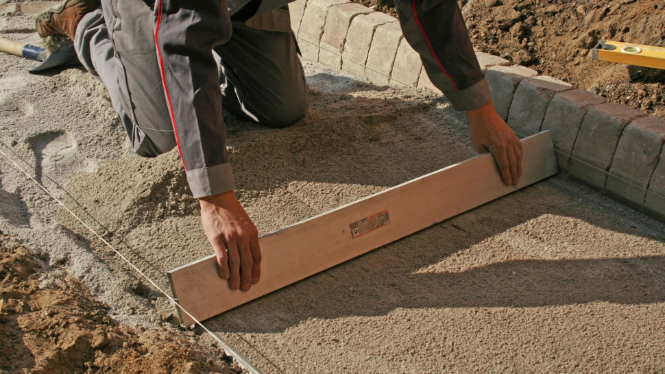 Podsypkę piaskową należy wyrównać i wyprofilować, nadając jej niewielki spadek