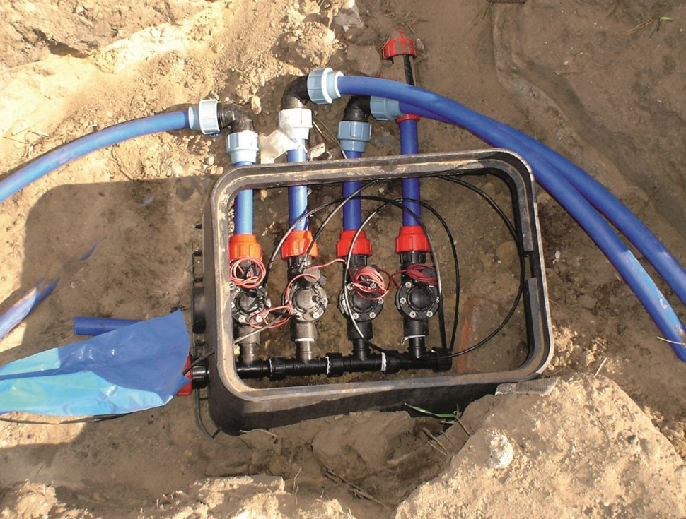 Po wykonaniu wykopów, układa się w nich rury oraz montuje zraszacze wynurzalne i tzw. studzienkę z elektrozaworami