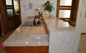 Blat kuchenny z jasnego nakrapianego granitu