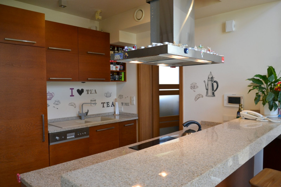 Blaty z granitu ułożono w dwóch rzędach oraz na podniesionym barku