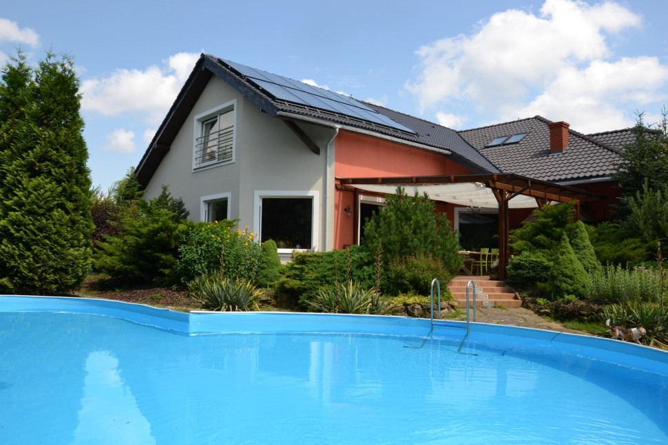 Zakupiony dom miał już w ogrodzie odkryty basen