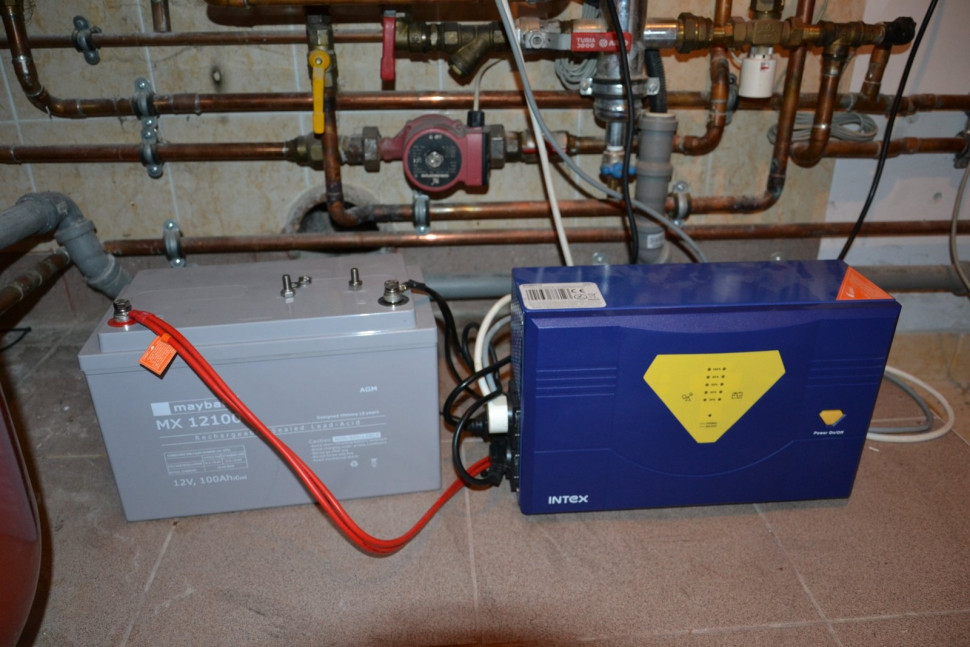 Na wypadek przerwy w dostawie prądu, instalację solarną (i grzewczą) zabezpiecza przetwornica i akumulatory