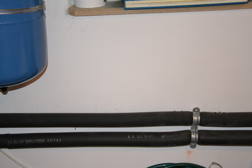 Rury instalacji solarnej przed utratą ciepła chroni otulina z tworzywa sztucznego