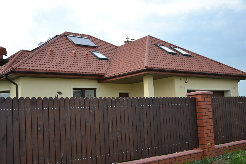 Łamany dach domu ma nachylenie 45°