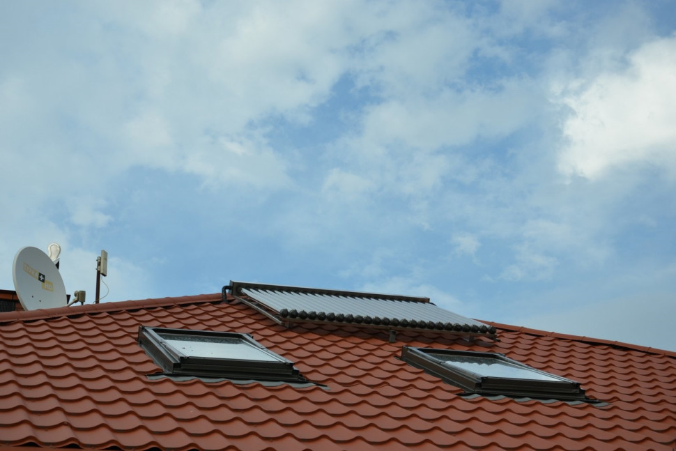 Dwa zestawy rur próżniowych umieszczono na południowej i południowo-zachodniej połaci dachu