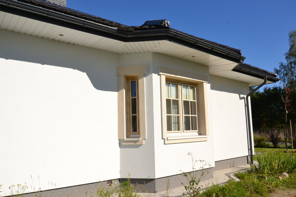 Jednym ze smaczków architektonicznych budynku jest ryzalit w bocznej ścianie budynku, w którym mieści się jadalnia