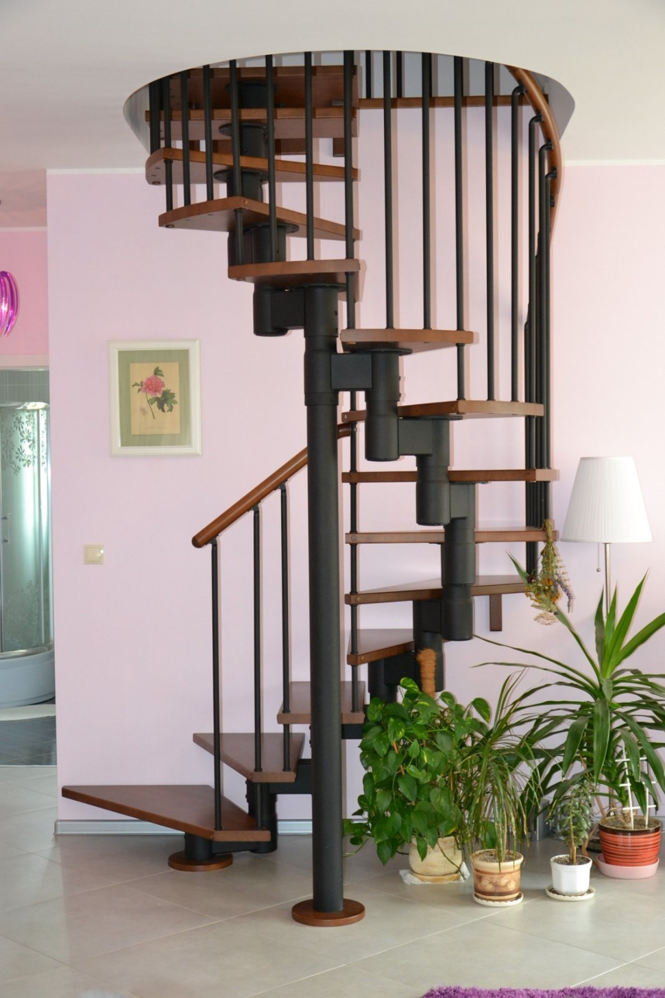 Okrągła pionowa klatka schodowa zajmuje mało miejsca