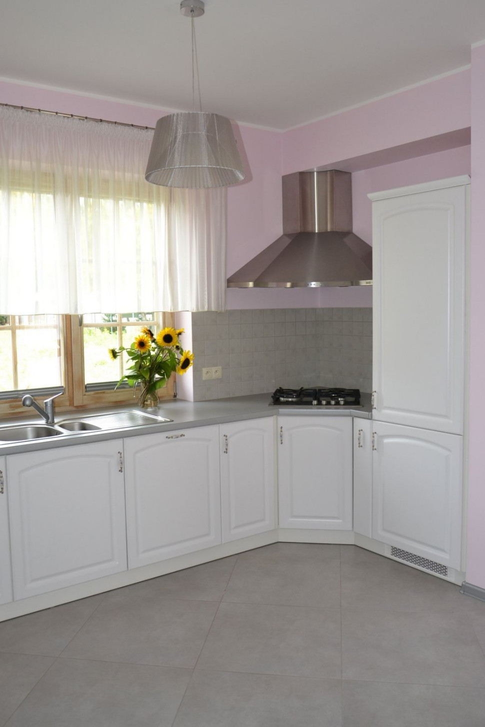 Funkcjonalność kuchni zapewnia długa, ale ergonomiczna zabudowa kuchenna