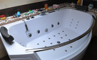 Hydromasaż: wanna za 4900 zł, panel za 650 zł