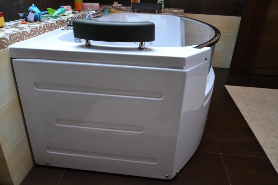 Właściciele zadbali, żeby mieć łatwy dostęp do pomp i instalacji wanny (schowane są za osłoną z szybą)