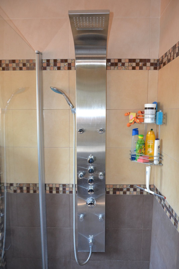 Panel ze stali ma 6 obrotowych dysz z masażem igiełkowym