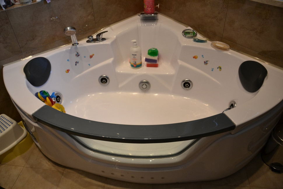 Wyposażenie wanny: 2 zagłówki, półka, radio i głośnik, oświetlenie czołowe