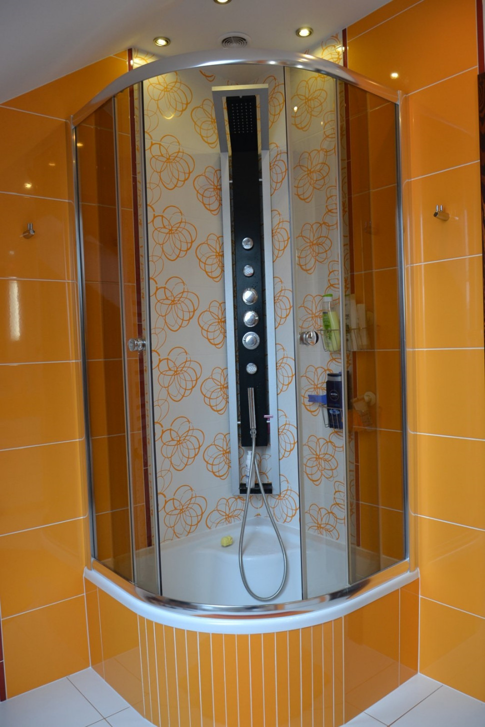 Właściciele kupili osobno kabinę z brodzikiem i siedziskiem oraz panel prysznicowy z hydromasażem igiełkowym