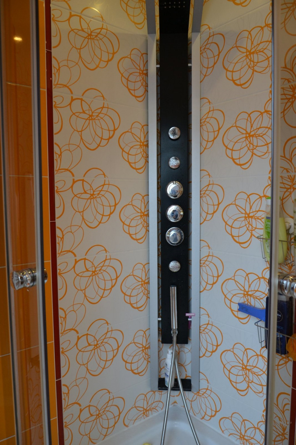 Panel, wykonany z aluminium i tworzywa sztucznego, ma 3 dysze do masażu i manualne pokrętła do regulacji strumienia i temperatury wody