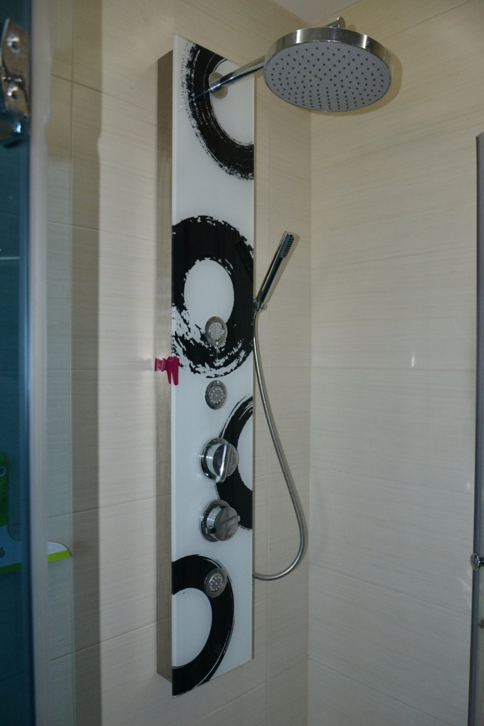 Panel z hartowanego szkła ma regulowane 3 dysze do masażu igiełkowego i regulowaną deszczownicę