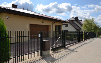 Ażurowe ogrodzenie z przęseł ze stali ocynkowanej - koszt, rady i przestrogi