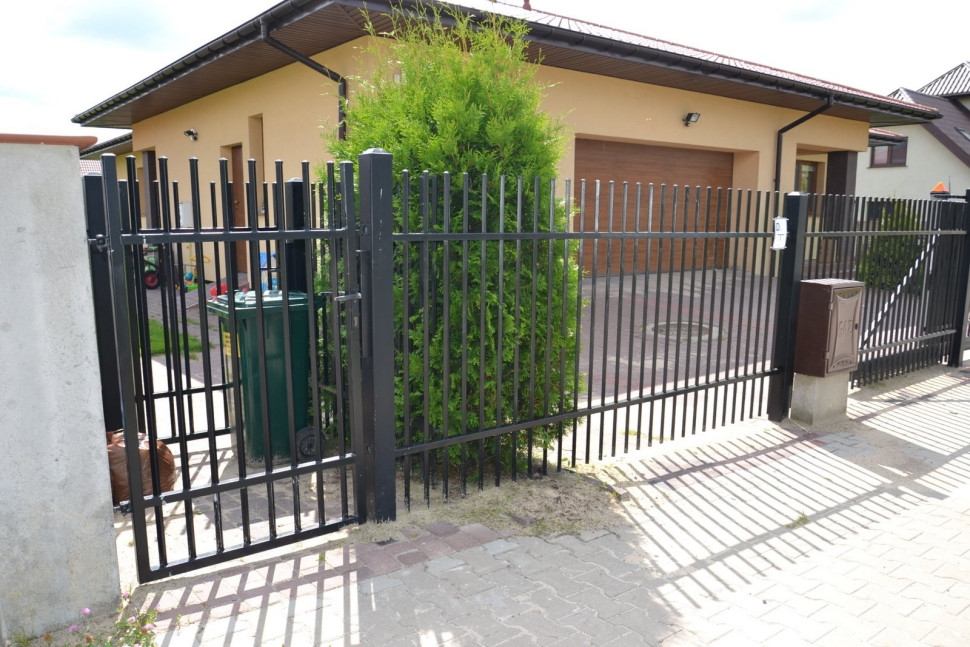 Śmietnik wyposażono w dwie wygodne furtki o szer. 1 m