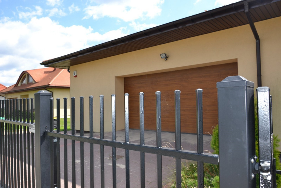 Stalowe, ocynkowane słupki (60 x 60 mm) i szczeble (20 x 20 mm) zamknięto metalowymi i plastikowymi kapturkami