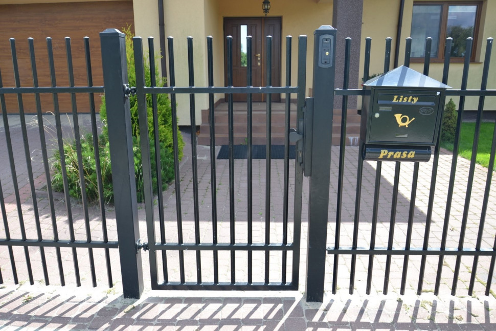 Furtka wyposażona została w elektrozaczep oraz domofon